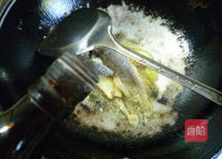 小黄鱼豆腐汤的做法图解6