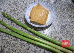 芦笋炒香干的做法图解1