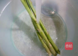 芦笋炒香干的做法图解2