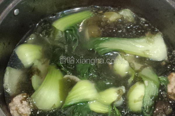 油菜木耳丸子汤