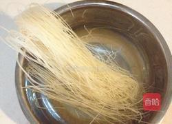 骨汤米粉的做法图解1