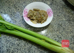 榨菜炒西芹的做法图解1