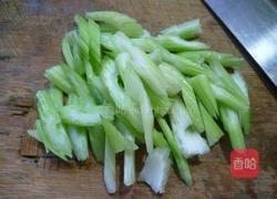榨菜炒西芹的做法图解3