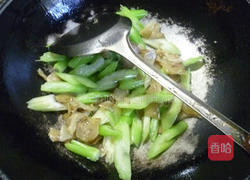 榨菜炒西芹的做法图解5