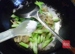 榨菜炒西芹的做法图解6