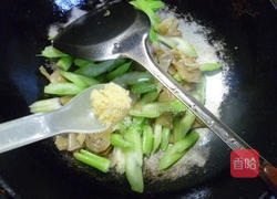 榨菜炒西芹的做法图解7