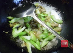 榨菜炒西芹的做法图解8