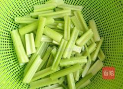 药芹炒肉丝的做法图解1