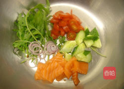 三文鱼田园色拉的做法图解2