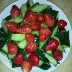 青瓜拌草莓的做法[图]