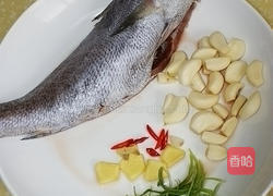 金蒜烧米鱼的做法图解1