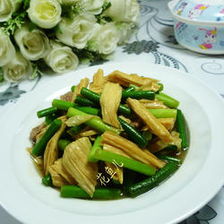 里脊肉腐竹炒蒜薹的做法[图]