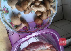 冬菇猪脚汤的做法图解1