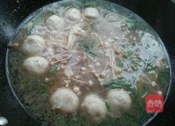 金针菇鱼丸肉片汤的做法图解7