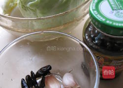 蒜蓉包菜丝的做法图解1