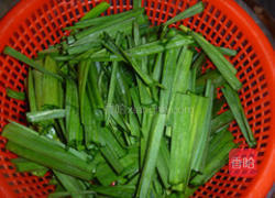 大蒜炒面筋的做法图解3