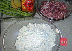 猪肉豆角馅饼的做法图解1