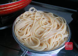 鸡蛋海苔西芹意粉的做法图解3