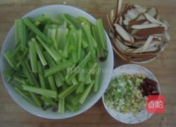 香干炒青芹的做法图解2
