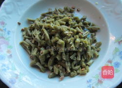 辣椒丁炒咸豆角的做法图解2