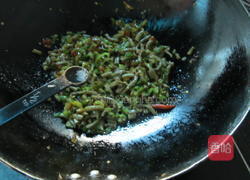 辣椒丁炒咸豆角的做法图解5