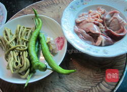 咸豆角炒鸭杂的做法图解1