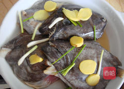 剁椒鸦片鱼头的做法图解2