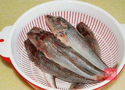 酥香溜鱼块的做法图解1