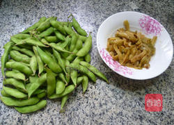 榨菜炒毛豆的做法图解1