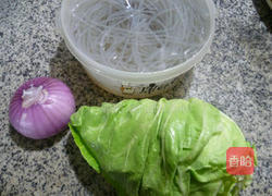 洋葱牛心菜炒粉条的做法图解1