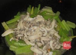 芹茱炒目鱼的做法图解7