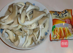 洋葱榨菜丝炒蘑菇的做法图解1