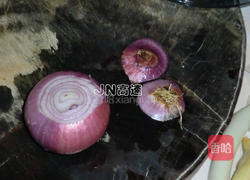 洋葱榨菜丝炒蘑菇的做法图解2