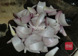 洋葱榨菜丝炒蘑菇的做法图解3