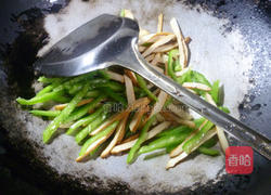 青椒香干炒酸菜的做法图解6