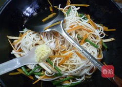 胡萝卜素炒面的做法图解12