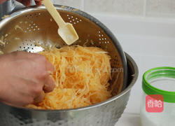 凉拌金瓜丝的做法图解2