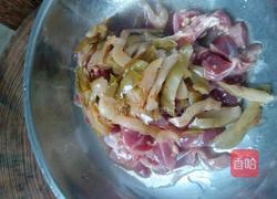 榨菜蒸鸽珍的做法图解3