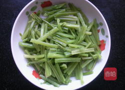 芹菜炒香干的做法图解1