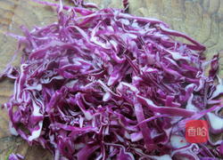 蒜香甘蓝菜丝的做法图解3