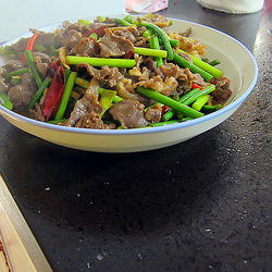 蒜苔炒牛健子肉的做法[图]