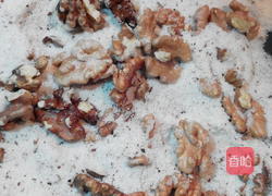 盐焗桃仁的做法图解3