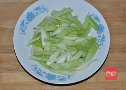 鲜核桃炒西芹的做法图解2