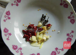 炝炒手撕包菜的做法图解1