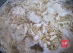 牛肉海鲜菇汤面的做法图解4