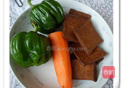 素炒香干的做法图解1