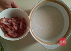 广味香肠煲仔饭的做法图解1