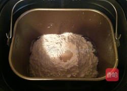 花生核桃仁面包的做法图解1