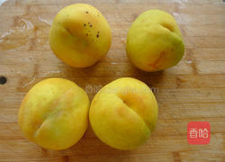 黄桃罐头的做法图解1