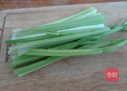 腊肠炒芹菜的做法图解1